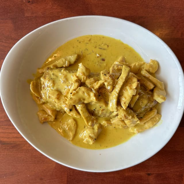 Tacu Tacu De Pollo en Salsa.